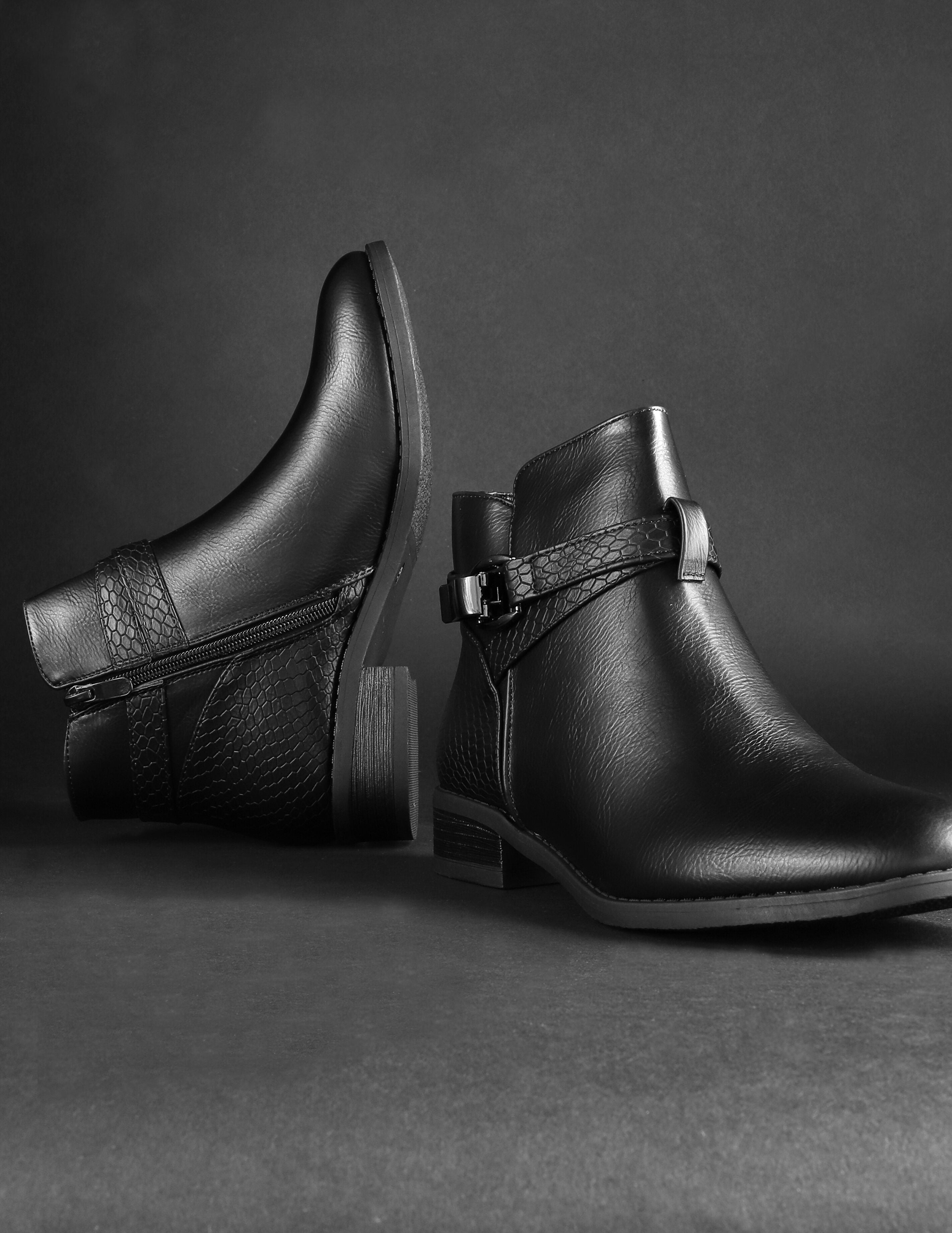 Low boots à sangle dorée - noir - 6