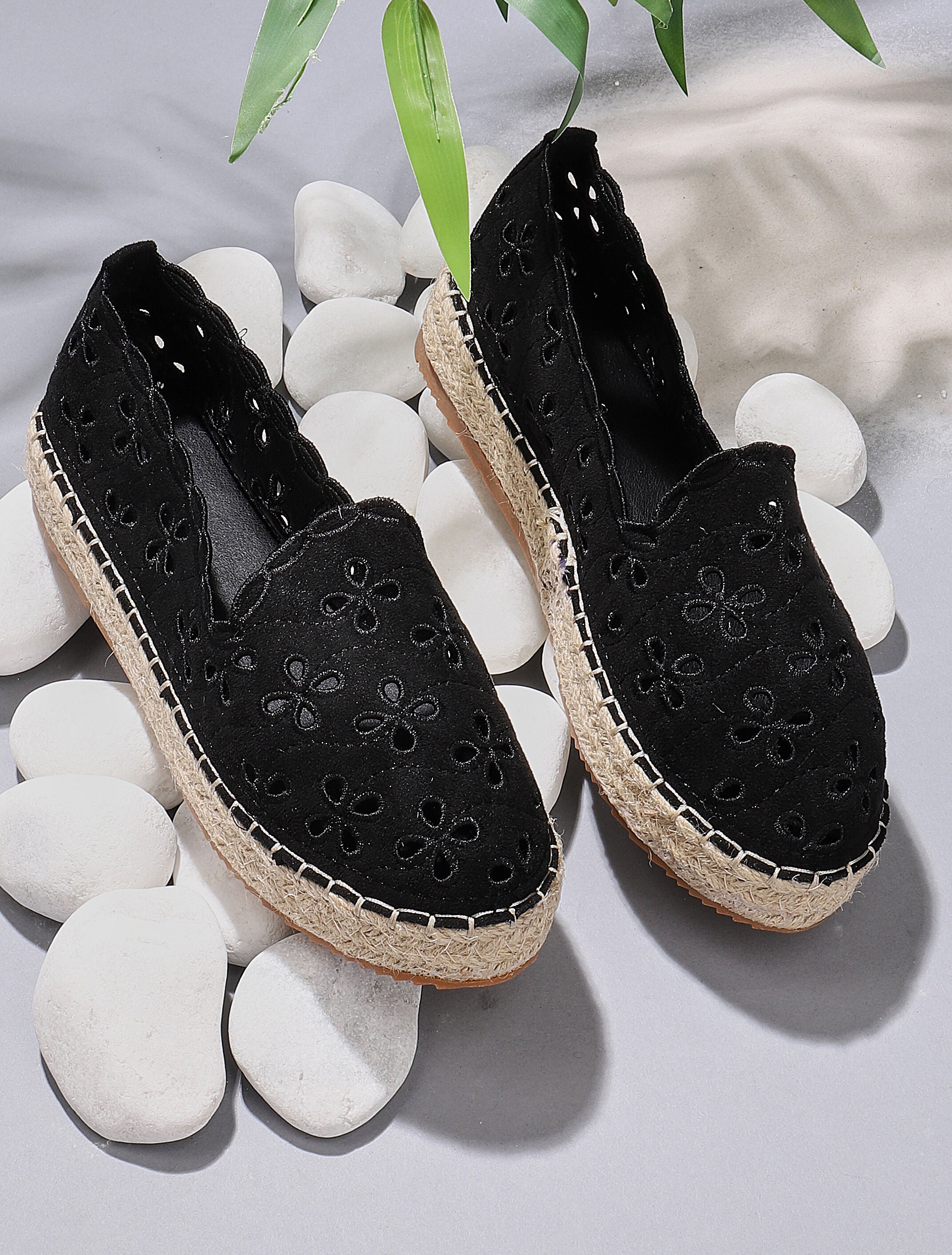 Espadrilles ajourées à effet brodé - noir - 6