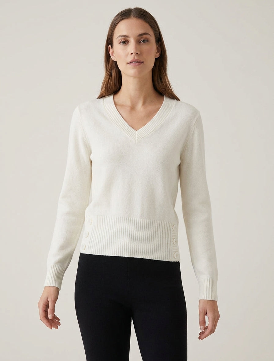Pull droit à col V et boutons décoratifs - Blanc