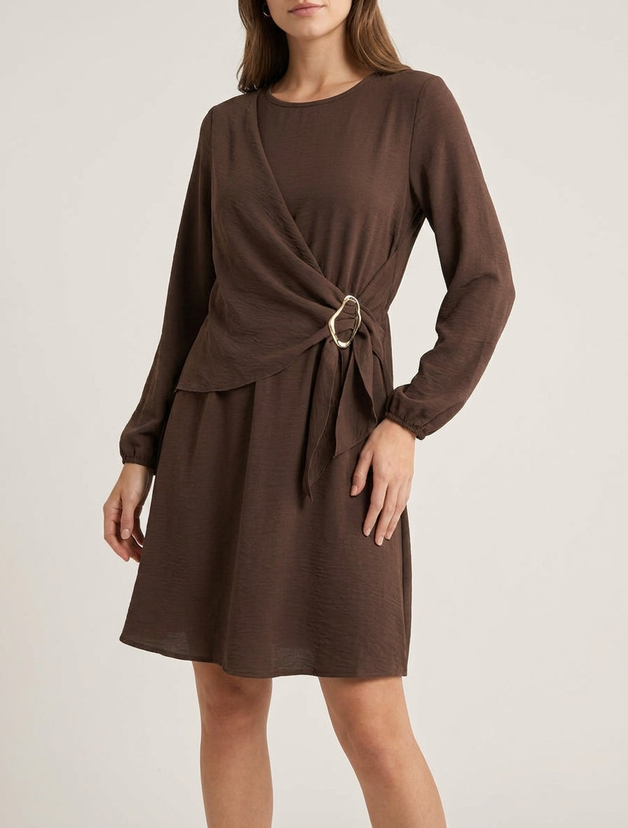 Robe évasée manches longues à pan drapé et bijou - Marron