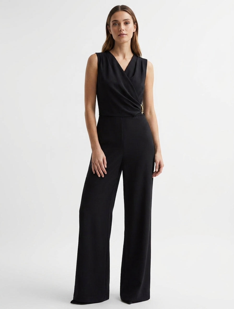 Combinaison ample à col cache-coeur effet drapé et bijou - Noir