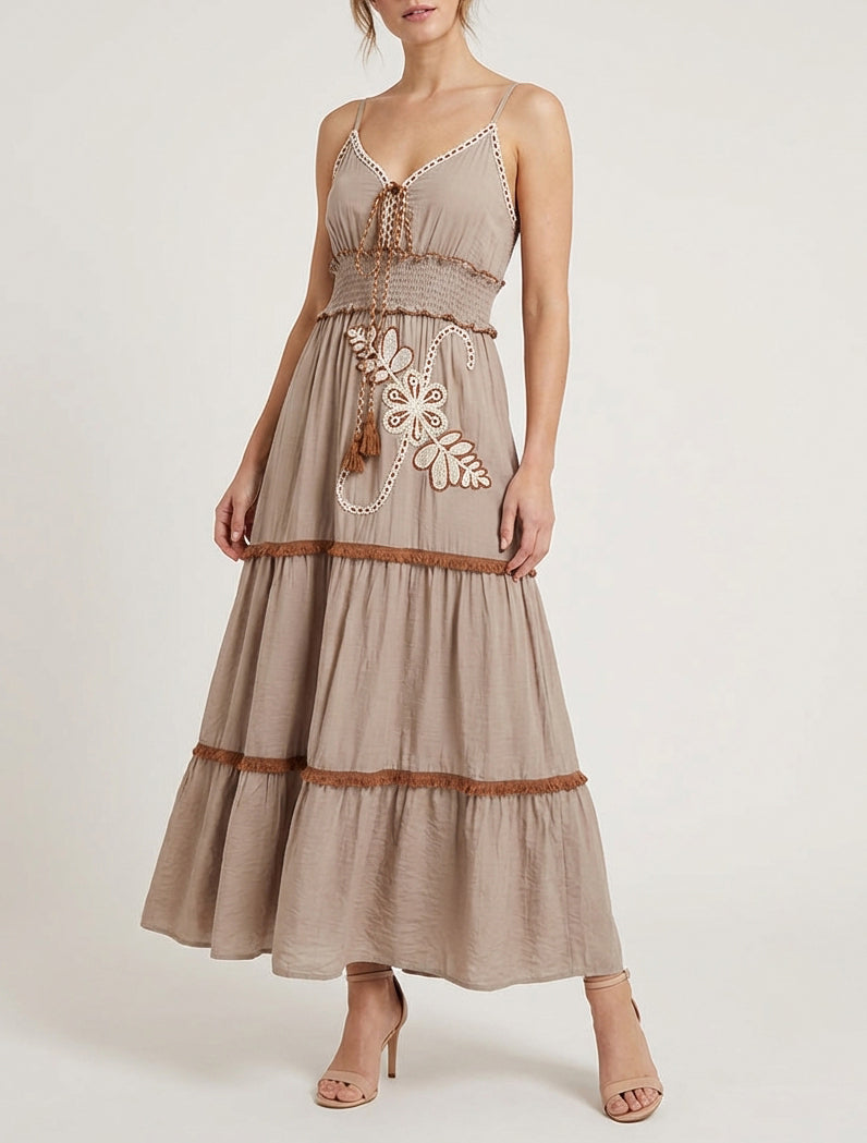 Robe longue à fines bretelles et broderie florale - Taupe