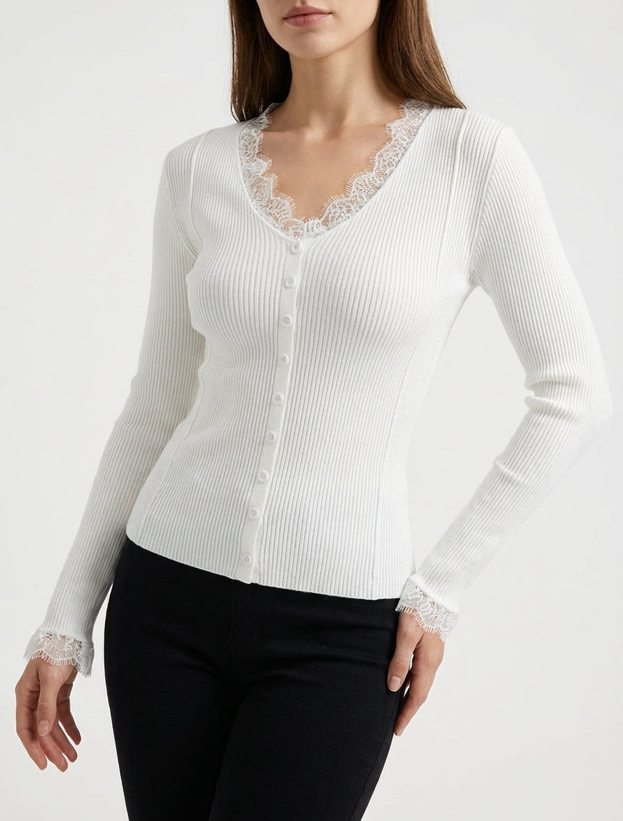 Pull ajusté à col V dentelle et boutons - Écru