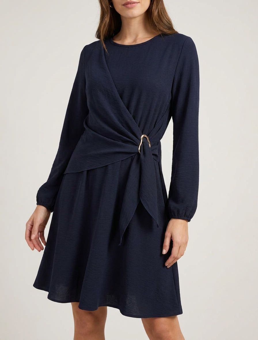 Robe évasée manches longues à pan drapé et bijou - Marine