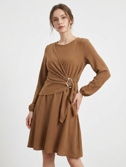 Robe évasée manches longues à pan drapé et bijou - Camel