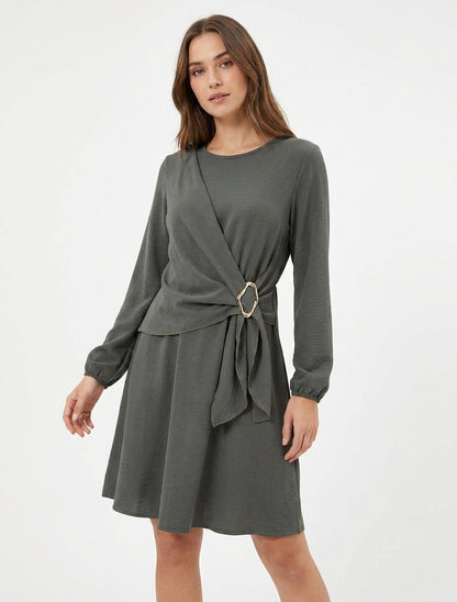 Robe évasée manches longues à pan drapé et bijou - Kaki