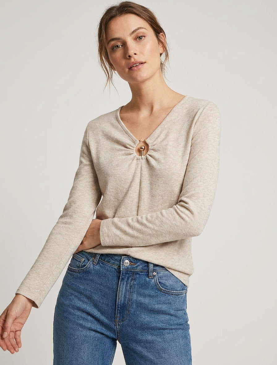 Pull fin à col V à bijou métal - Beige