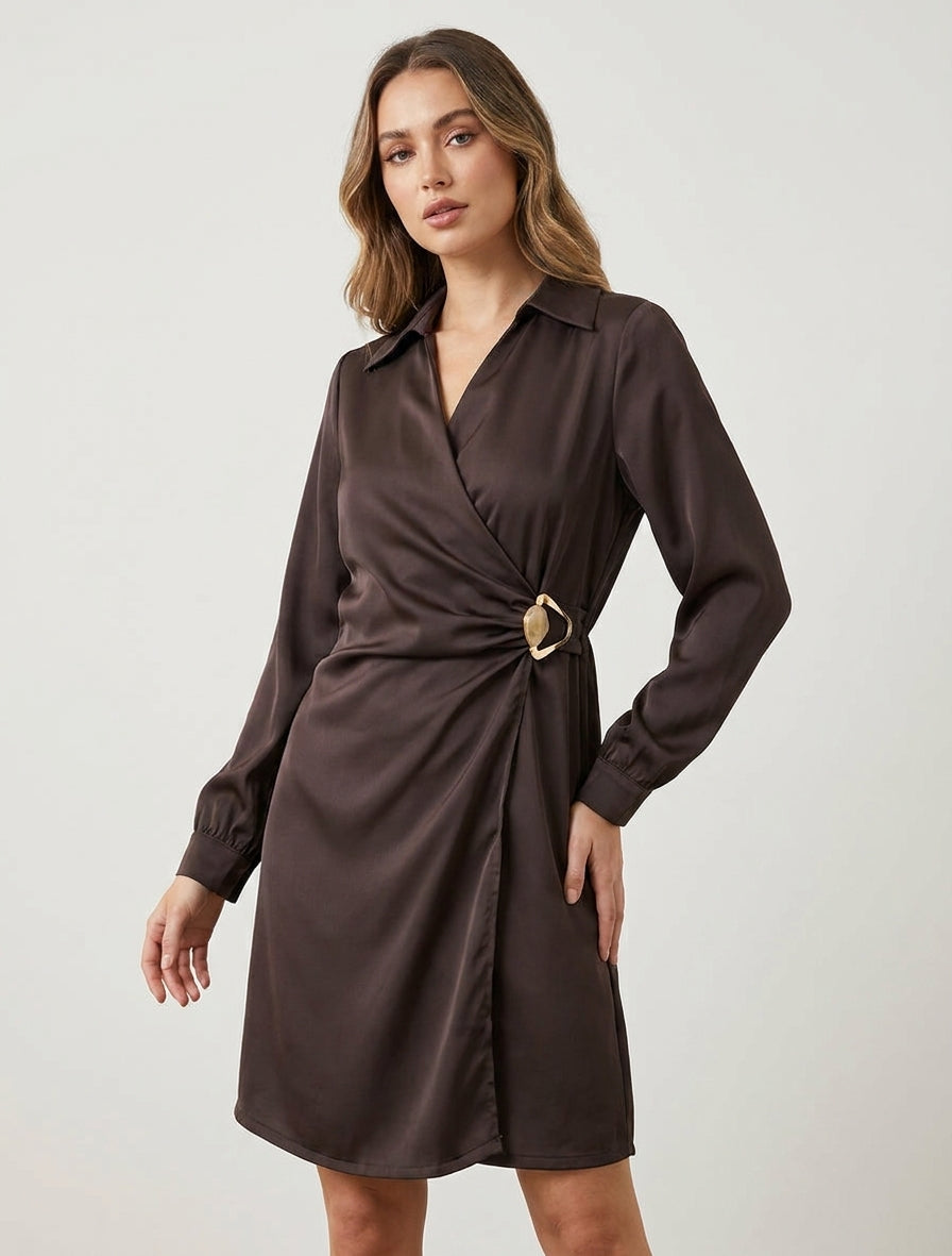 Robe portefeuille satinée à manches longues et bijou - Marron