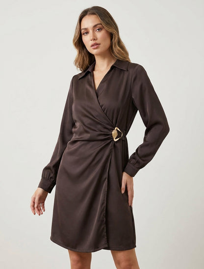 Robe portefeuille satinée à manches longues et bijou - Marron