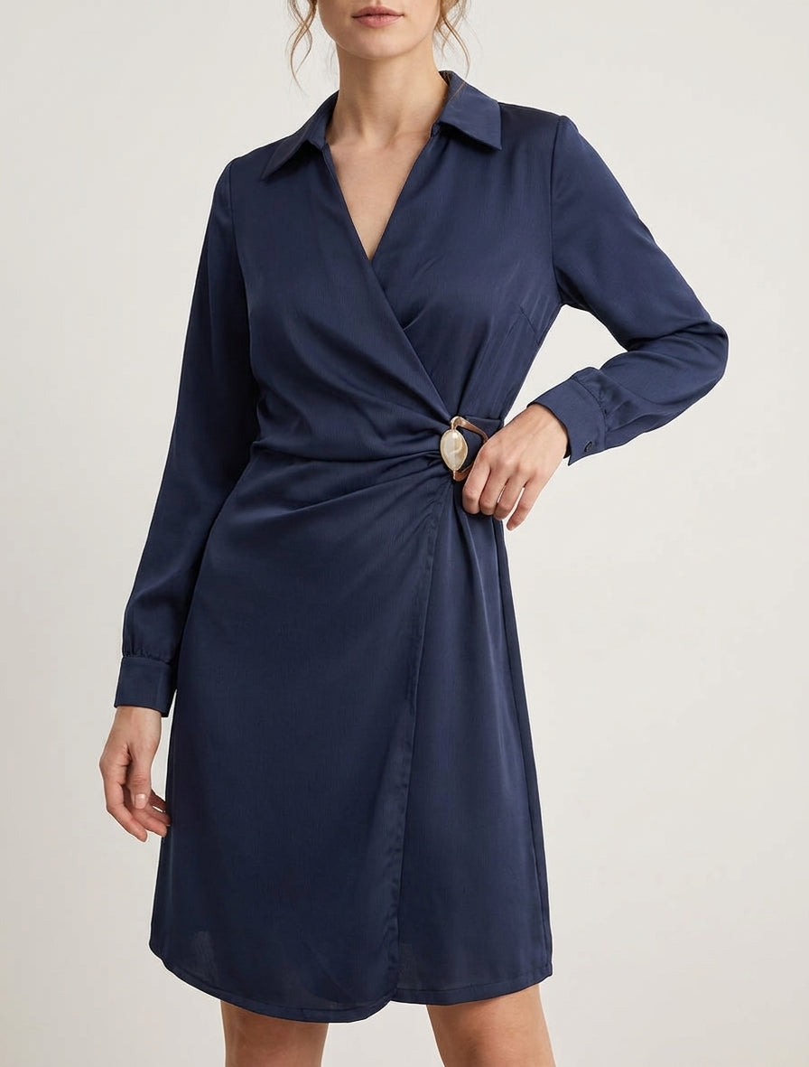 Robe portefeuille satinée à manches longues et bijou - Marine