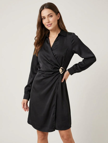 Robe portefeuille satinée à manches longues et bijou - Noir