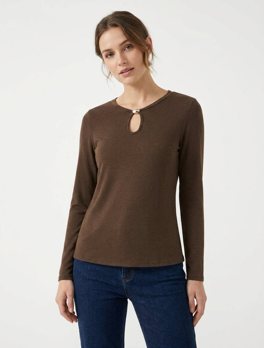 Pull droit à col rond avec ouverture goutte et bijou - Marron