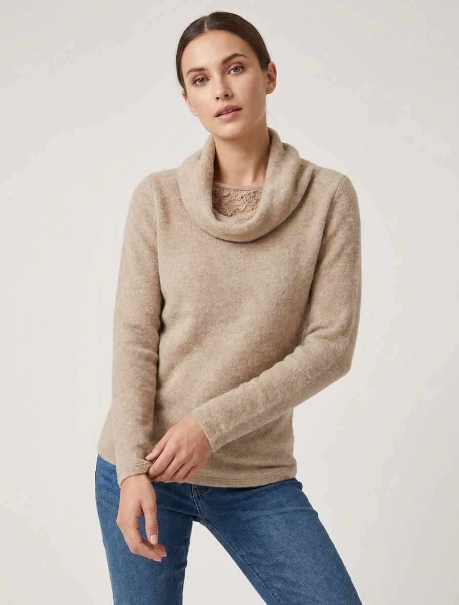 Pull duveteux à col bénitier à empiècement dentelle - Beige