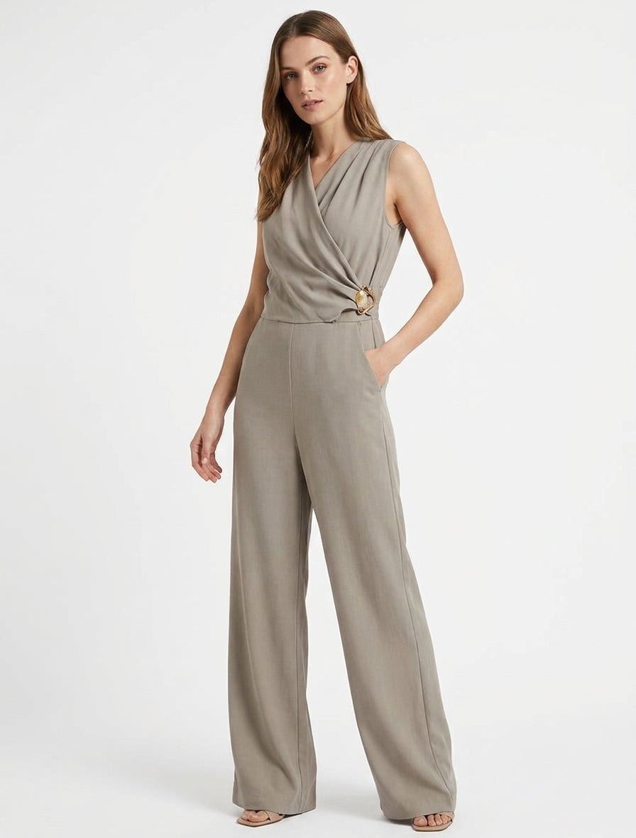 Combinaison ample à col cache-coeur effet drapé et bijou - Taupe