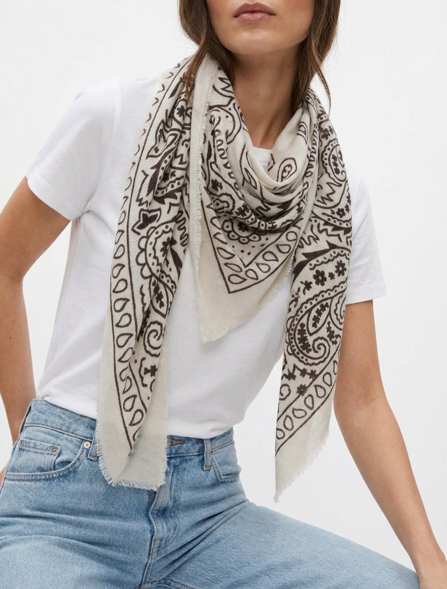 Foulard imprimé cachemire à bords effilochés - Beige