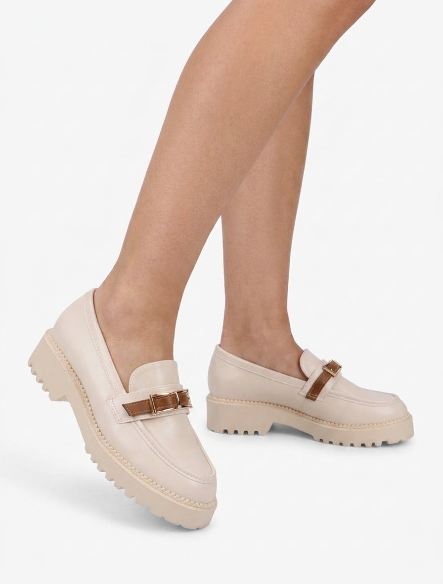 Mocassins à semelle crantée et boucle métallique - Beige