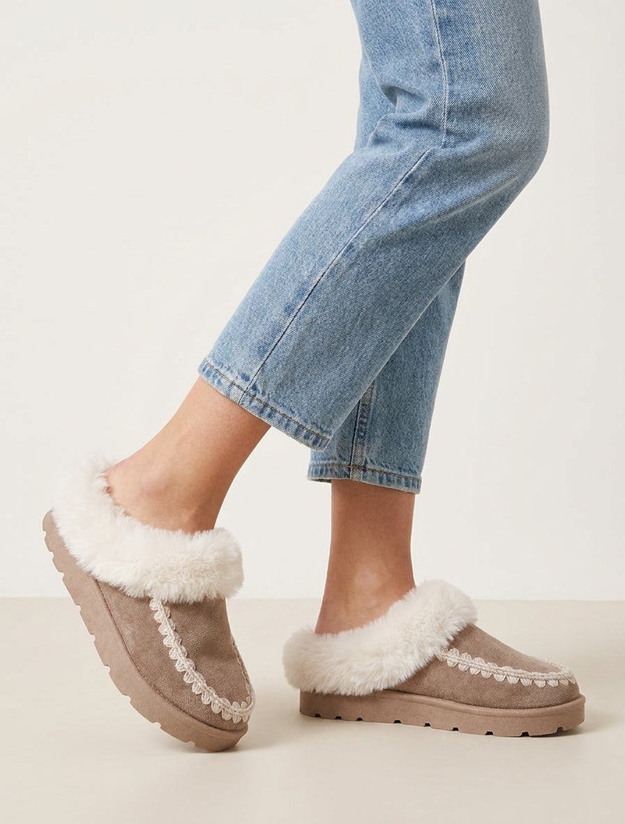 Mules fourrées en suédine à broderies - Taupe