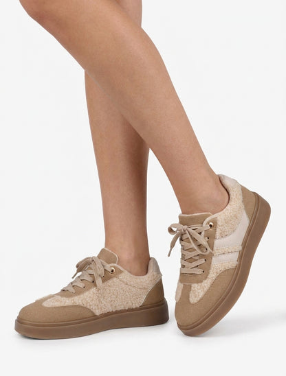 Baskets basses à empiècement effet laine bouclée - Taupe