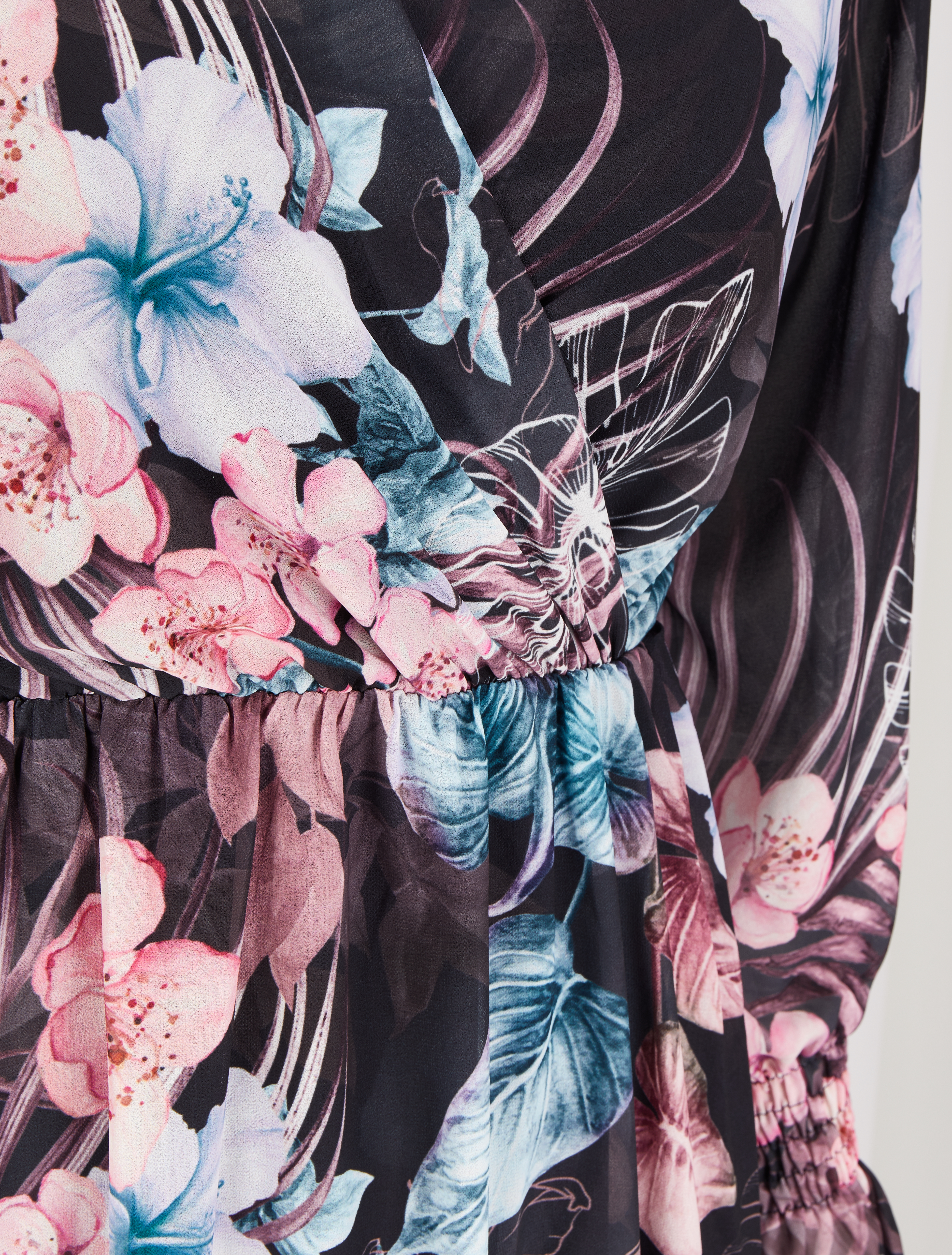 Robe imprimé hibiscus à col cache-coeur et volants - noir